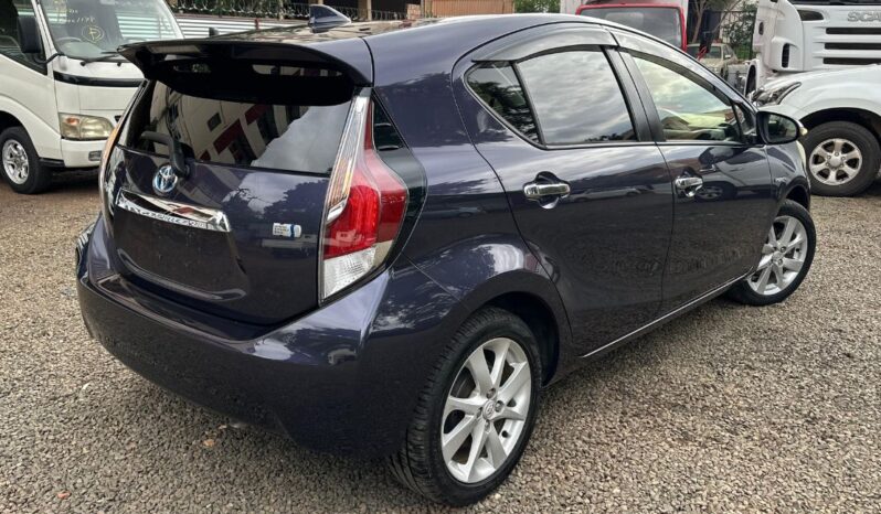 TOYOTA AQUA S2049 lleno