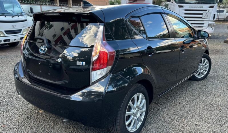 TOYOTA AQUA S2050 lleno